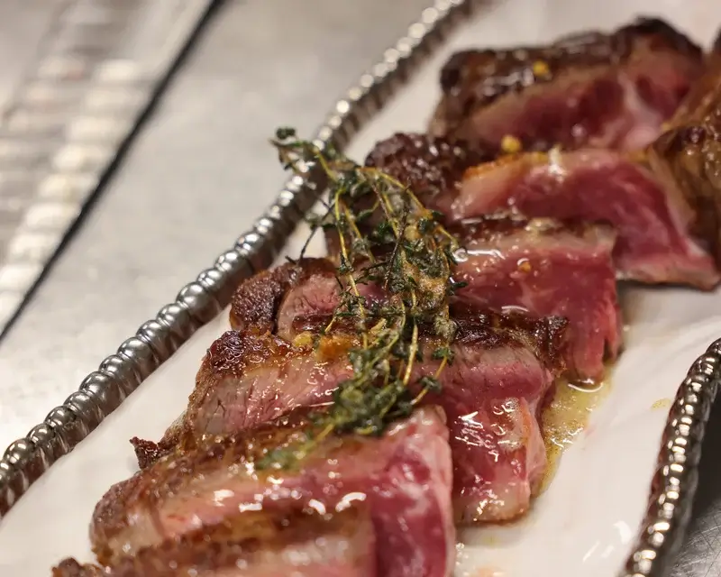 Photo plat tataki de thon rouge